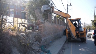  सरकारी जग्गा मिचेर बनाइएका भवनमा डोजर [तस्बिरसहित] 